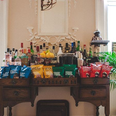 Darwin'S Townhouse Bed & Breakfast Shrewsbury Bagian luar foto A wet bar