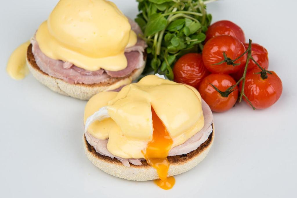 Darwin'S Townhouse Bed & Breakfast Shrewsbury Bagian luar foto Eggs Benedict