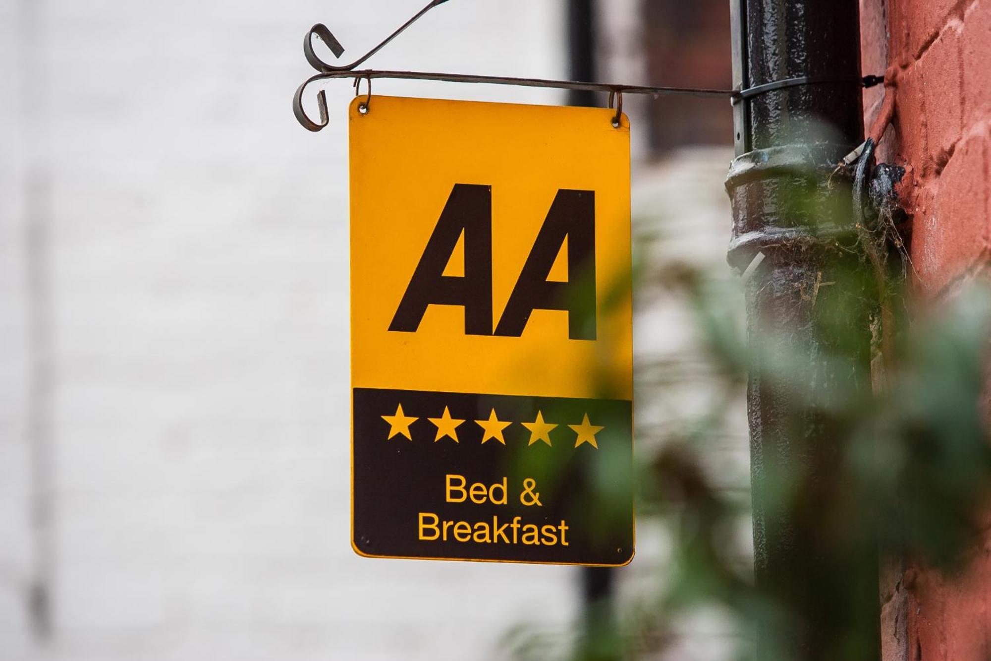 Darwin'S Townhouse Bed & Breakfast Shrewsbury Bagian luar foto AA sign