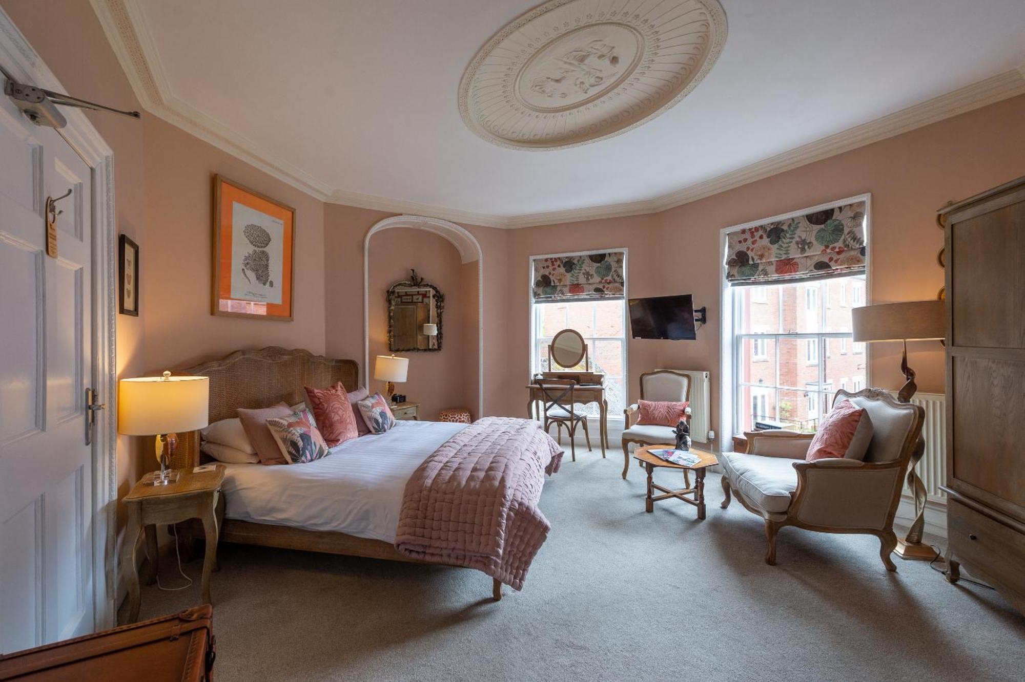 Darwin'S Townhouse Bed & Breakfast Shrewsbury Bagian luar foto A bedroom at The Swan
