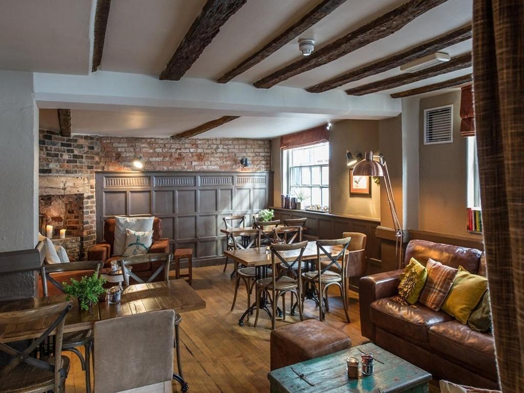 Darwin'S Townhouse Bed & Breakfast Shrewsbury Bagian luar foto The interior of the restaurant