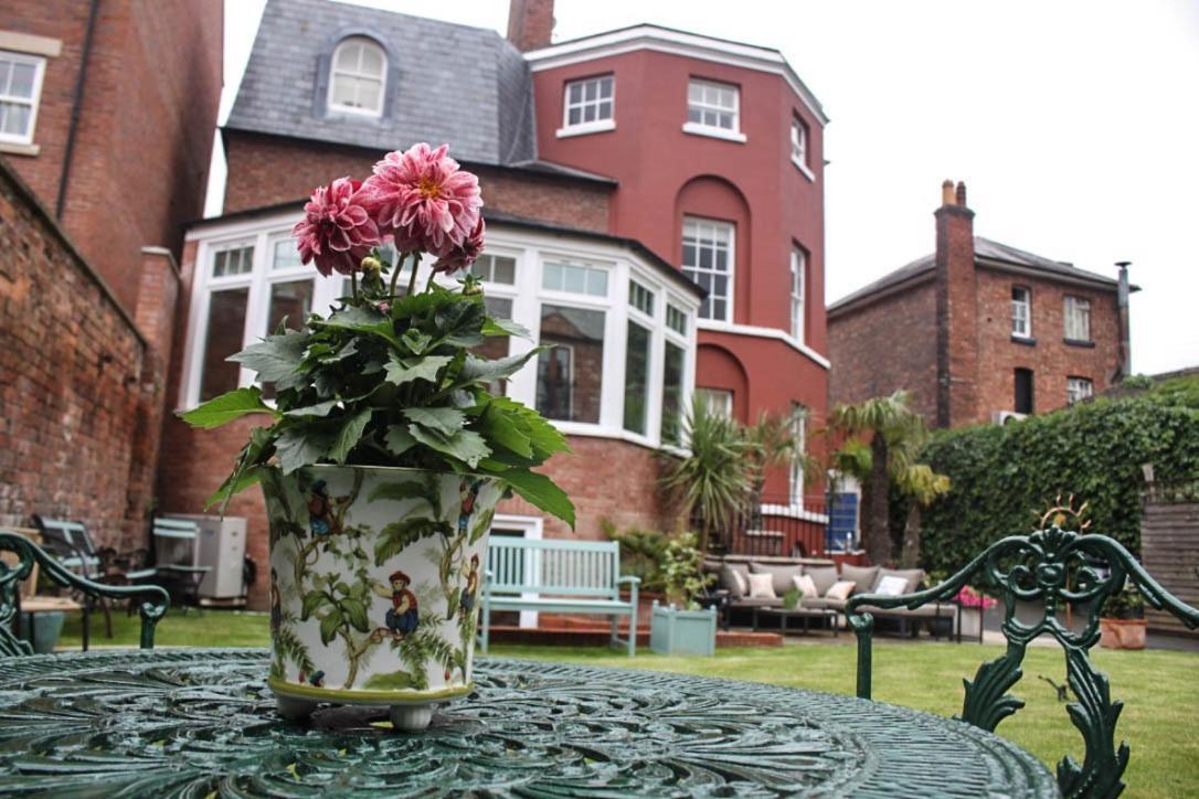 Darwin'S Townhouse Bed & Breakfast Shrewsbury Bagian luar foto The garden of the former school