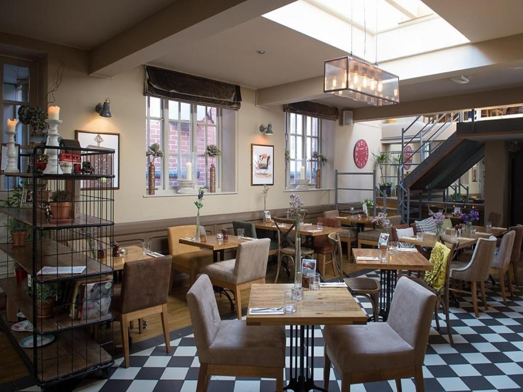 Darwin'S Townhouse Bed & Breakfast Shrewsbury Bagian luar foto The restaurant at The Old Bank
