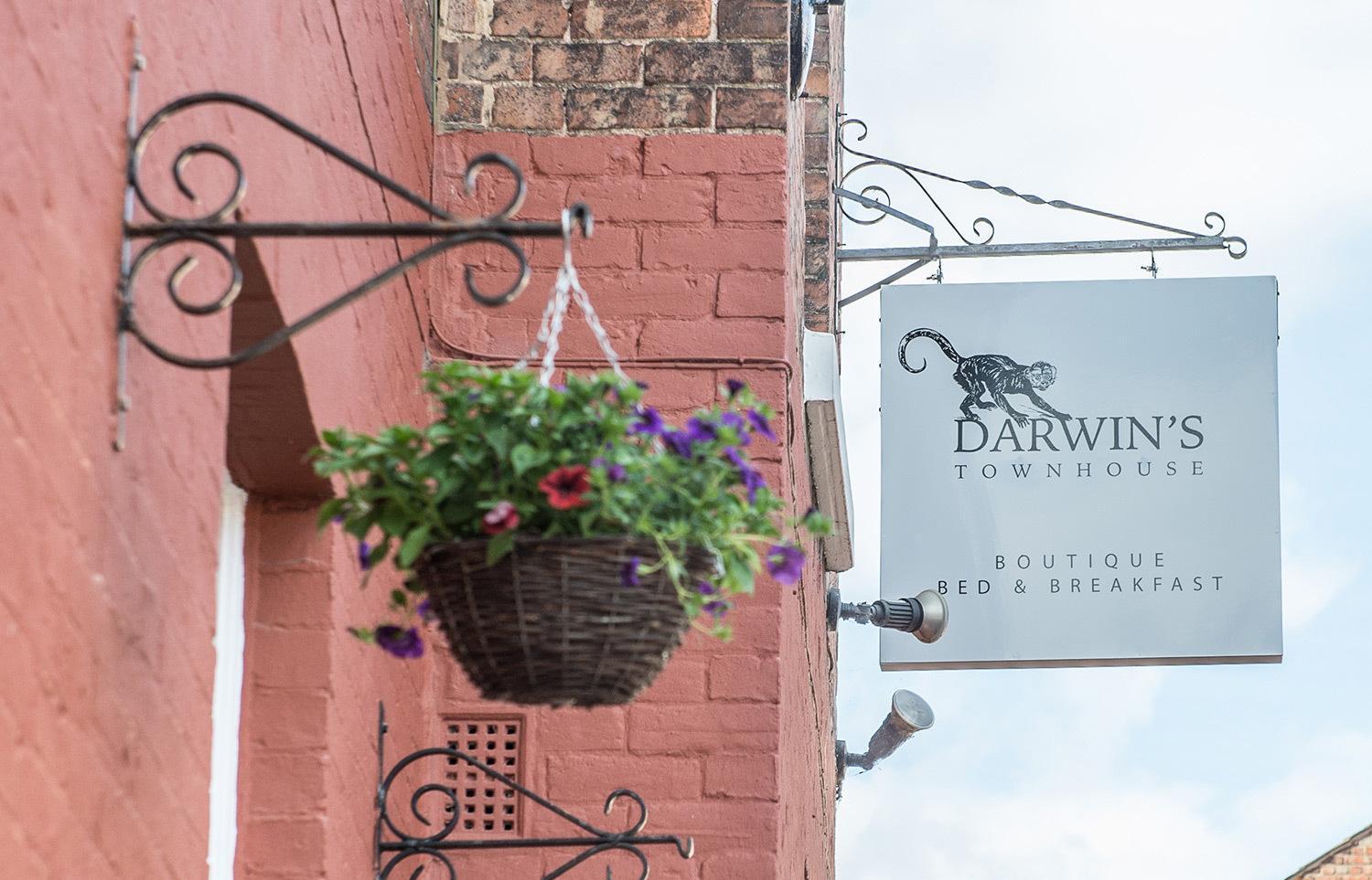 Darwin'S Townhouse Bed & Breakfast Shrewsbury Bagian luar foto The Darwin's Townhouse sign
