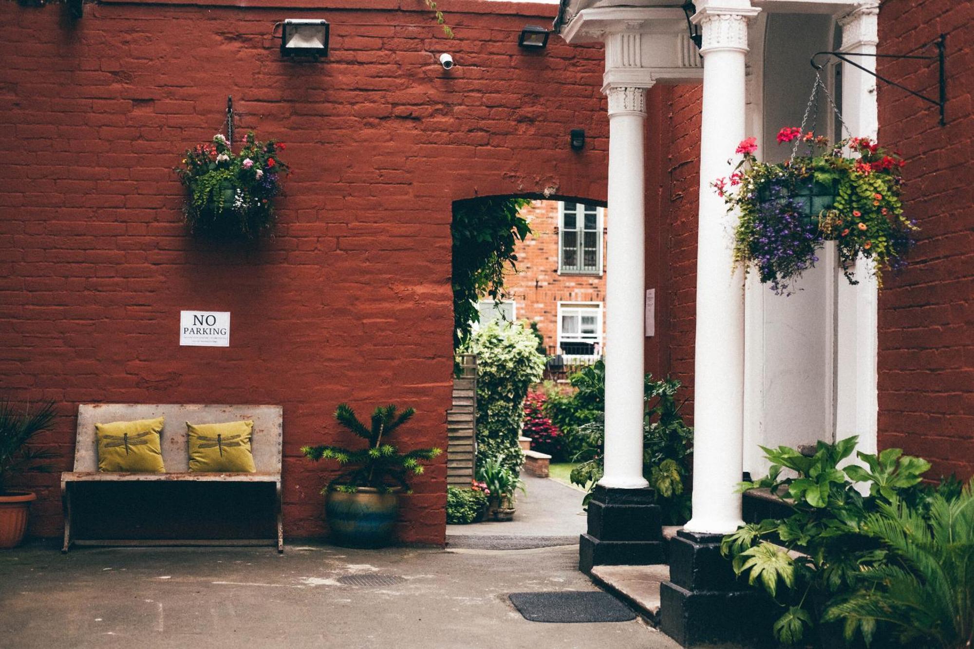 Darwin'S Townhouse Bed & Breakfast Shrewsbury Bagian luar foto The entrance to the courtyard of the former St. Mary's Hospital