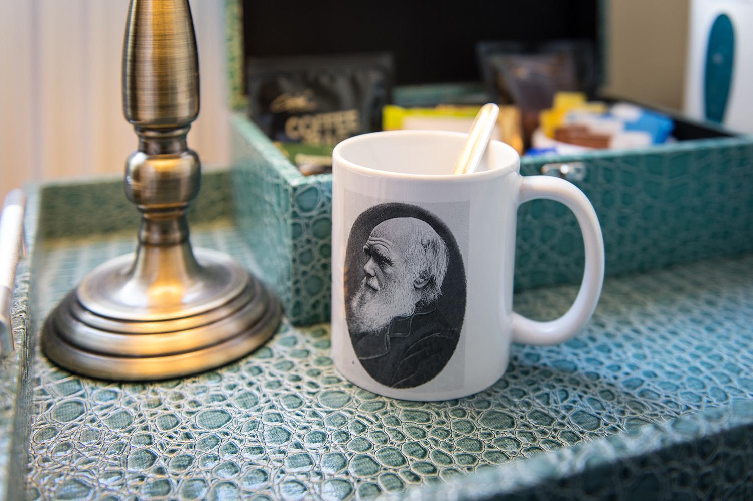 Darwin'S Townhouse Bed & Breakfast Shrewsbury Ruang foto A mug with a portrait of Darwin