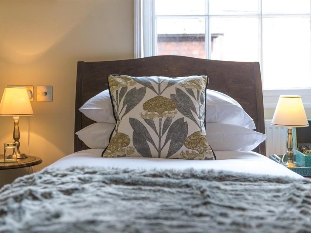 Darwin'S Townhouse Bed & Breakfast Shrewsbury Ruang foto A bed with a throw