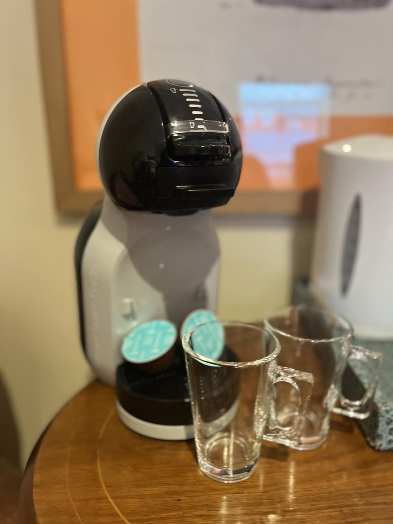 Darwin'S Townhouse Bed & Breakfast Shrewsbury Ruang foto A Dolce Gusto coffee machine