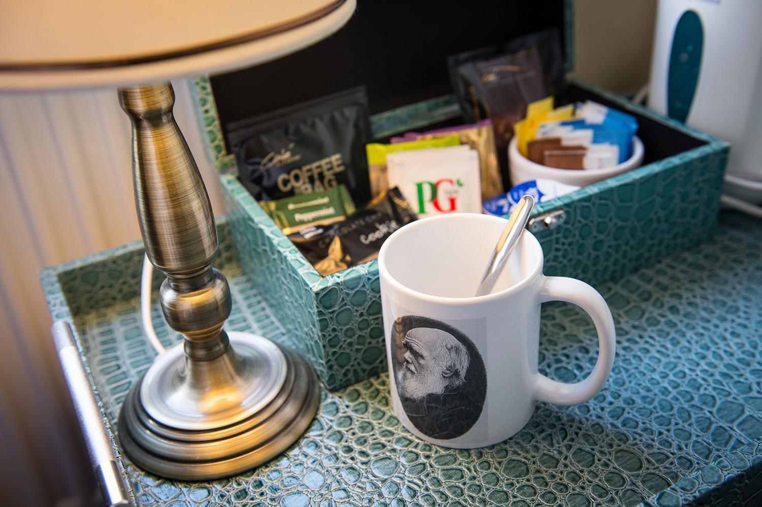 Darwin'S Townhouse Bed & Breakfast Shrewsbury Ruang foto A coffee and tea tray in a hotel room