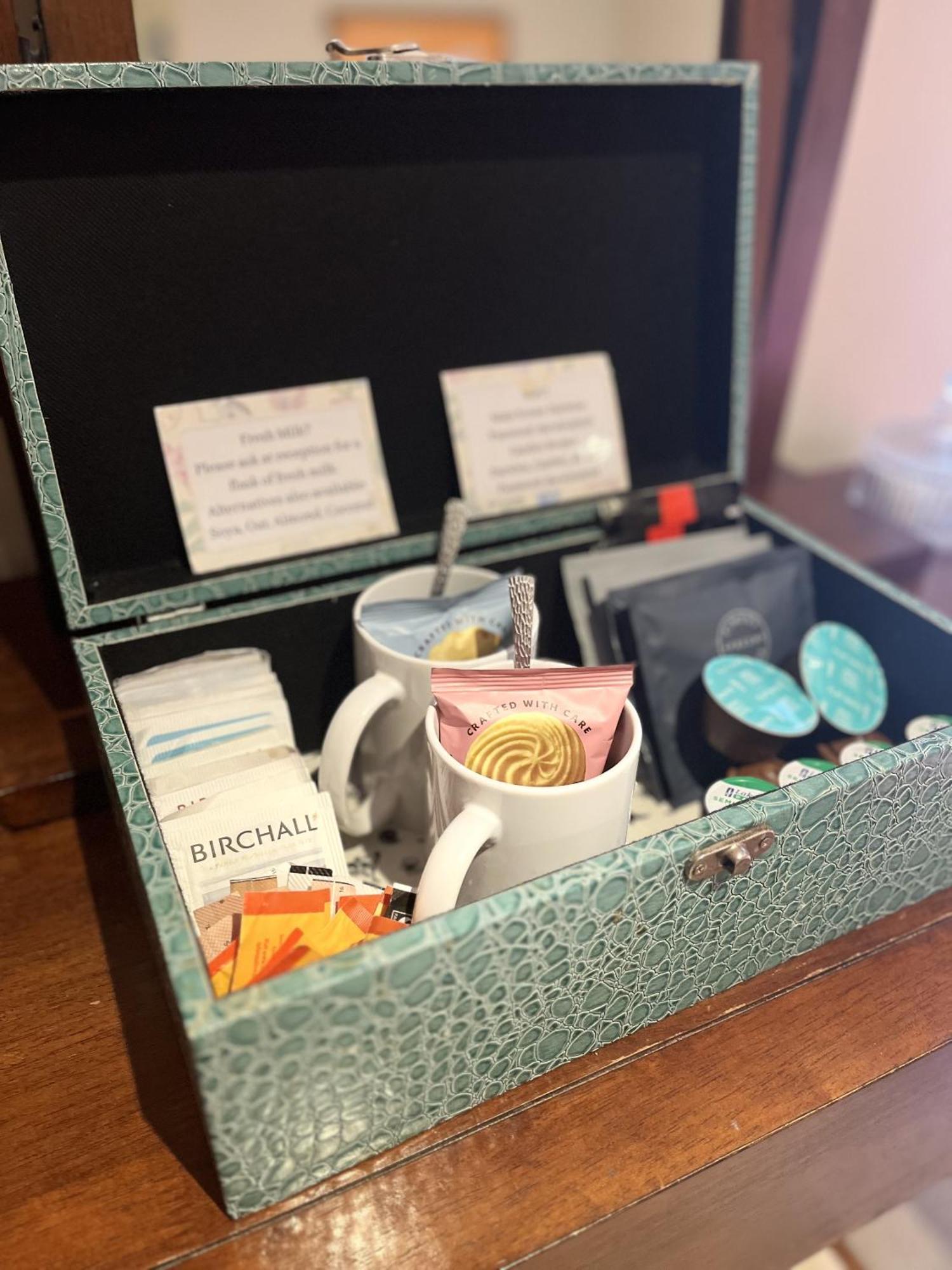 Darwin'S Townhouse Bed & Breakfast Shrewsbury Ruang foto A tea box