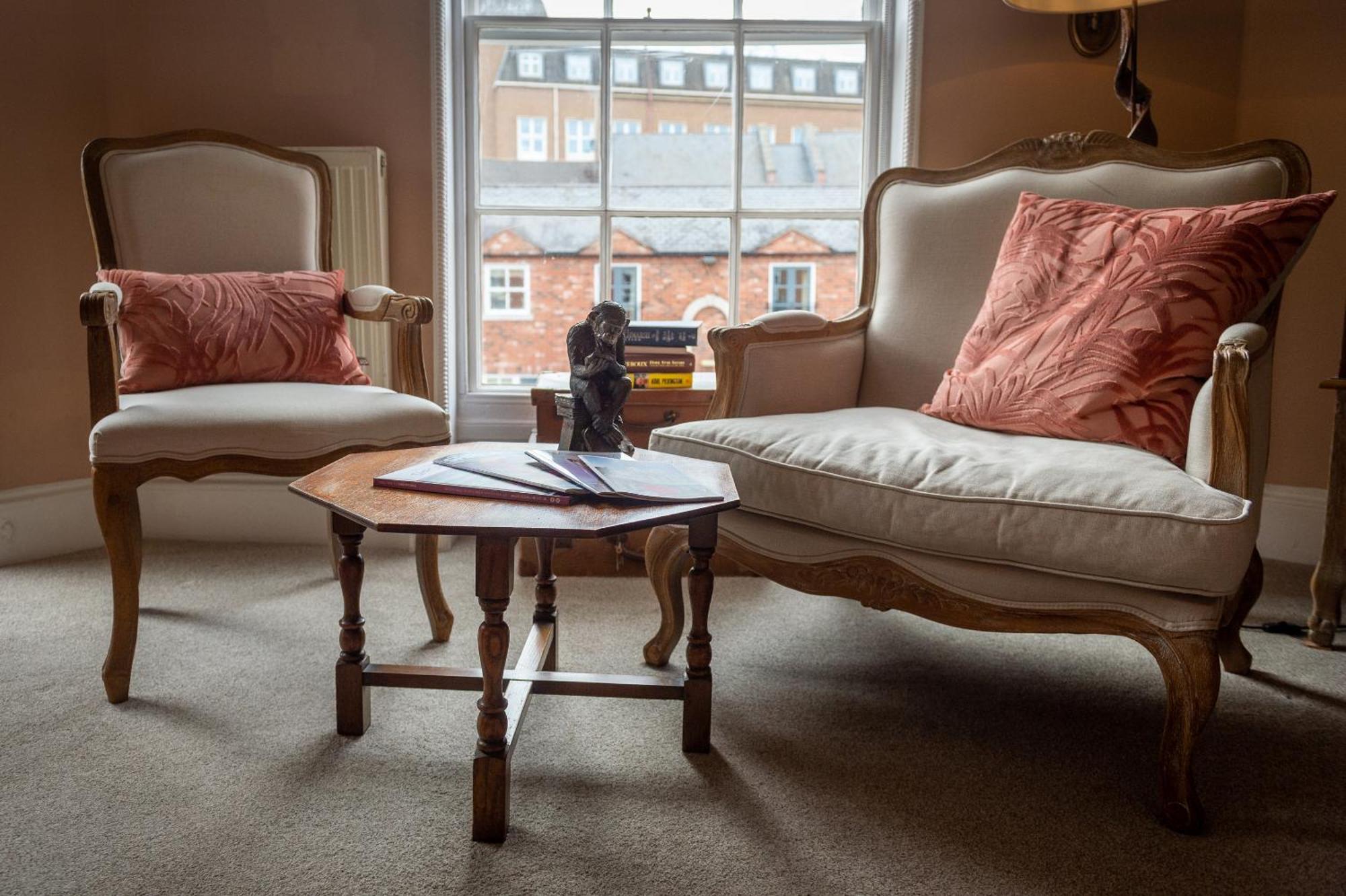 Darwin'S Townhouse Bed & Breakfast Shrewsbury Ruang foto The interior of the Old Bank House