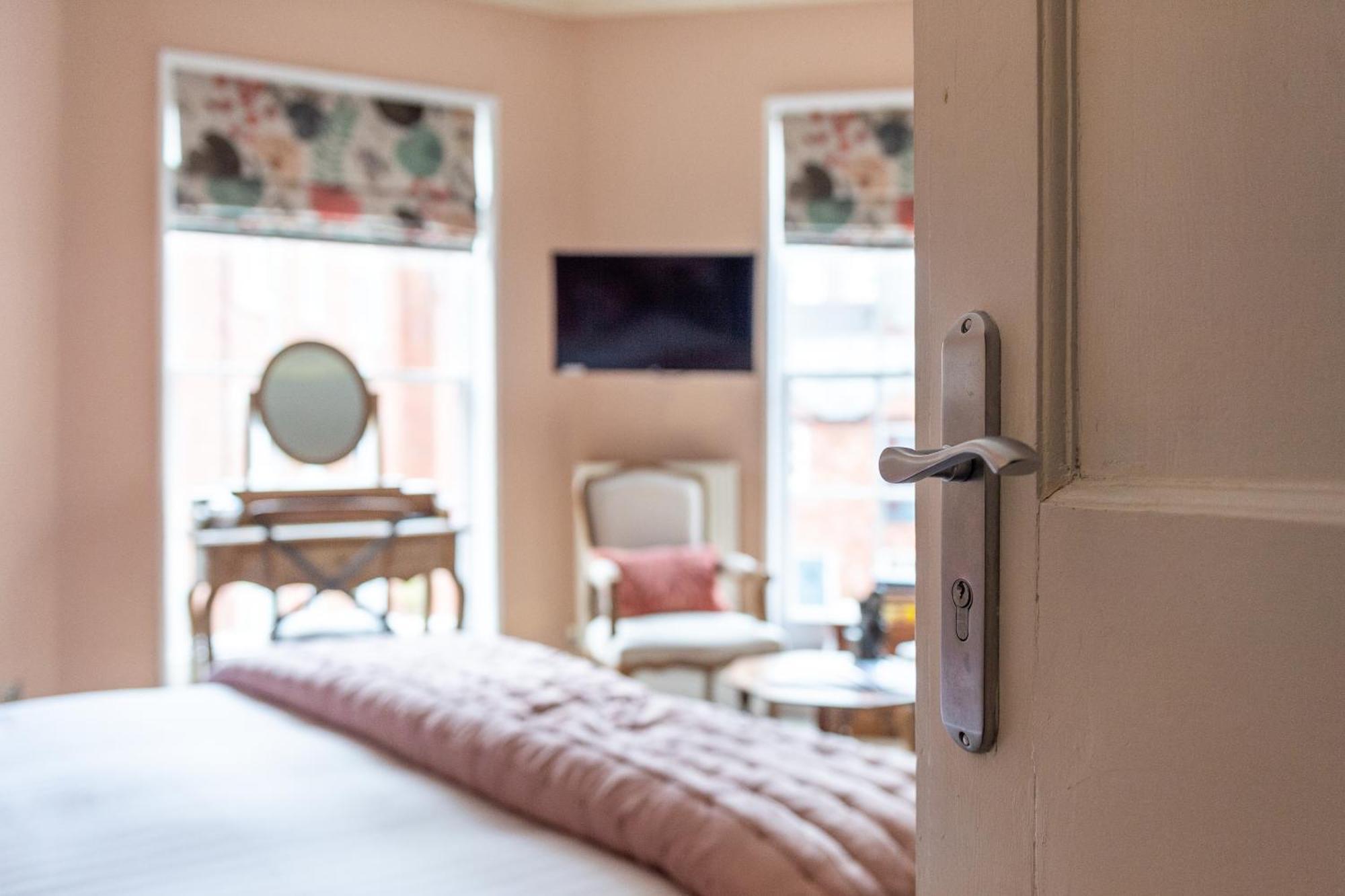 Darwin'S Townhouse Bed & Breakfast Shrewsbury Ruang foto A bedroom at the hotel