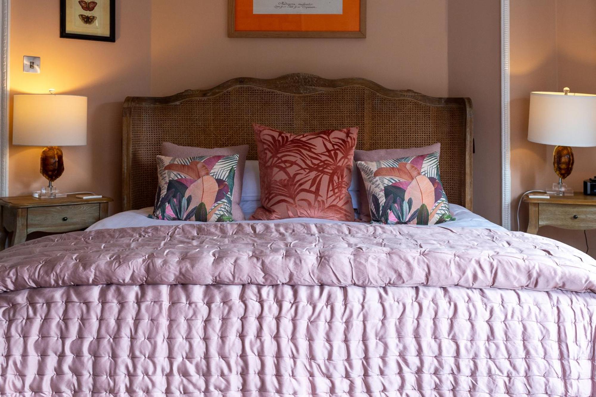 Darwin'S Townhouse Bed & Breakfast Shrewsbury Ruang foto A bed with a duvet