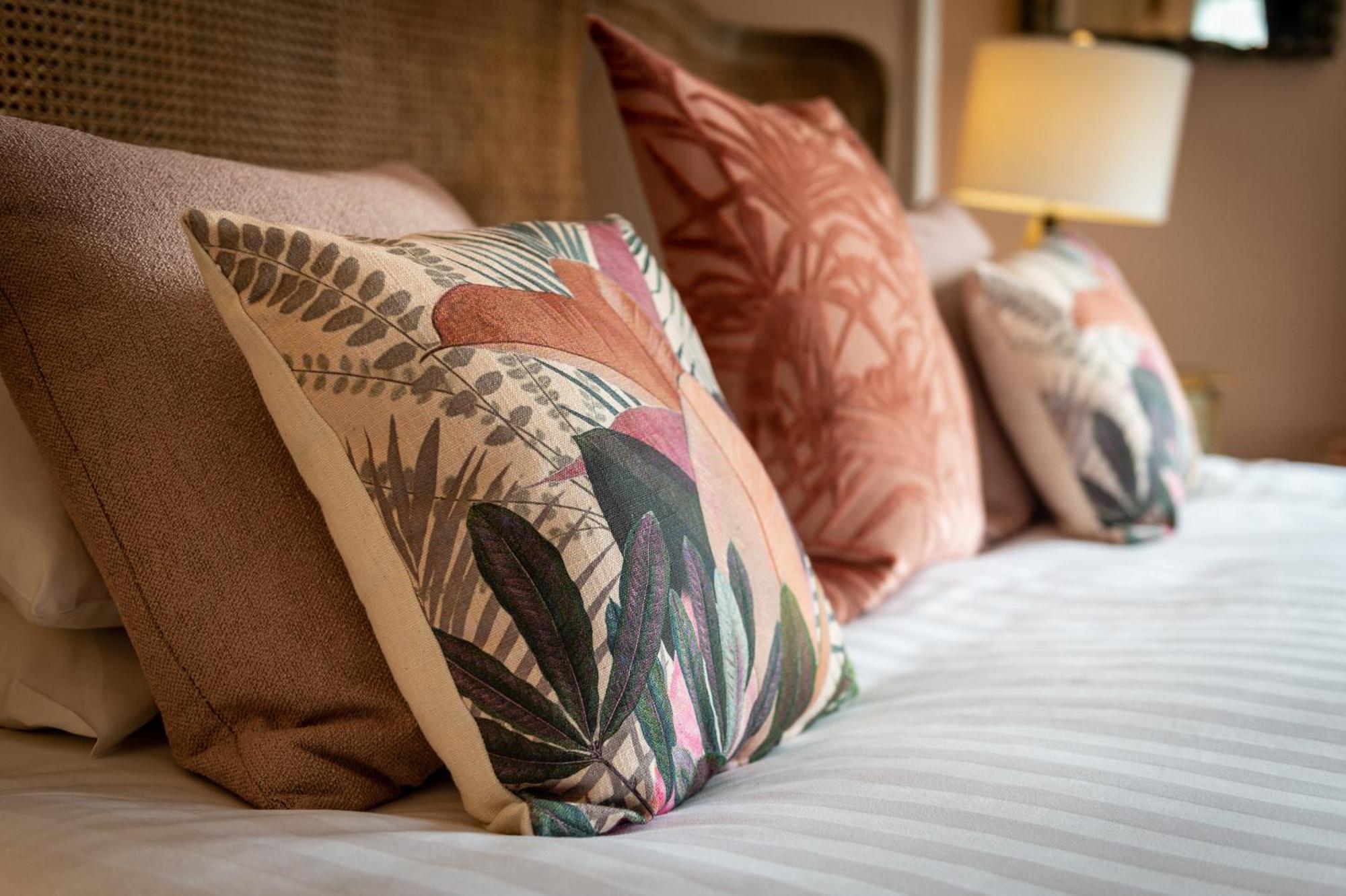 Darwin'S Townhouse Bed & Breakfast Shrewsbury Ruang foto Cushions on a bed