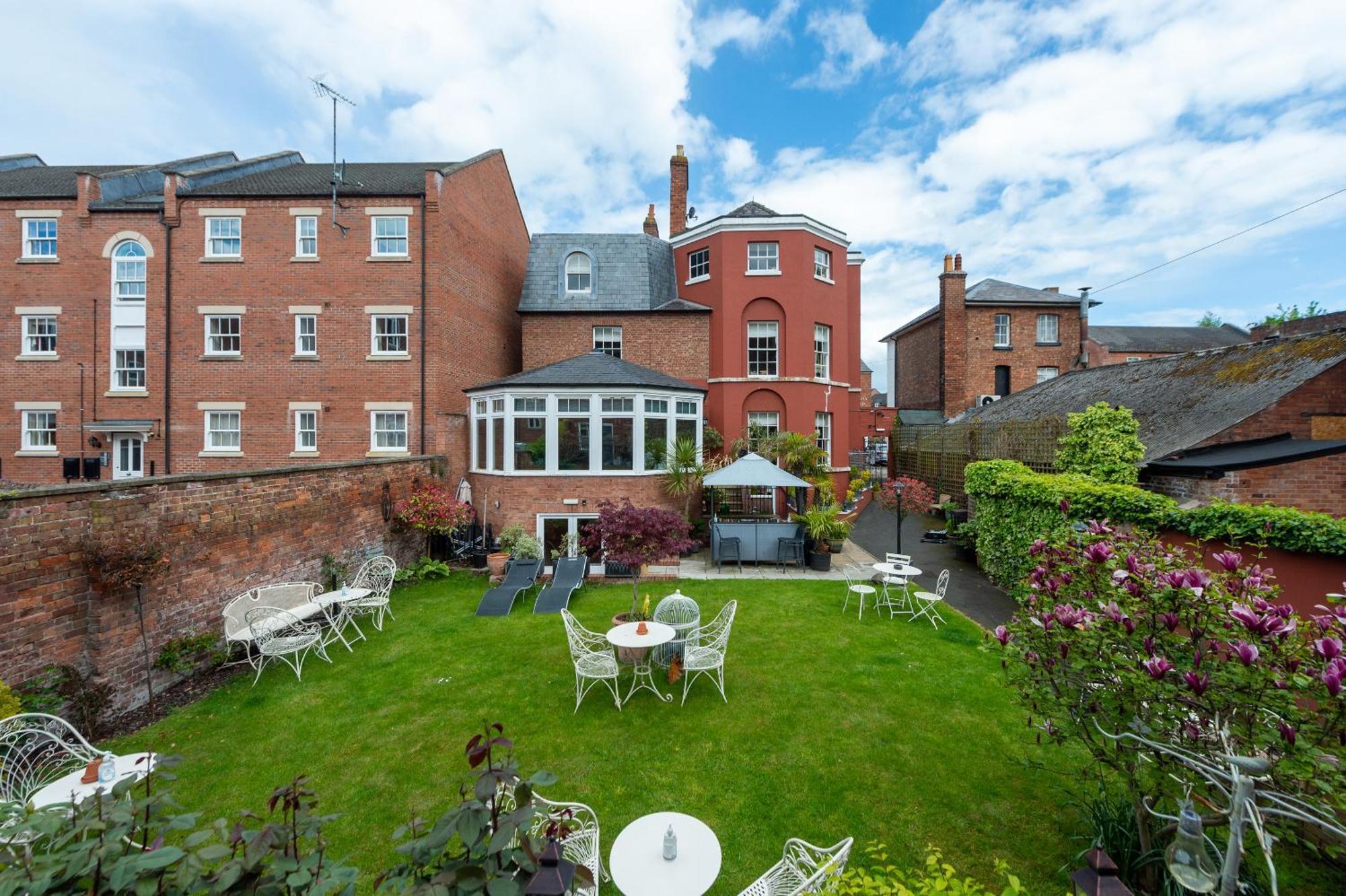Darwin'S Townhouse Bed & Breakfast Shrewsbury Ruang foto The garden of the hotel